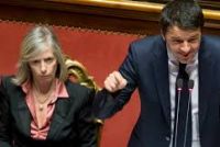 Il premier Renzi con la titolare del Miur, Stefania Giannini